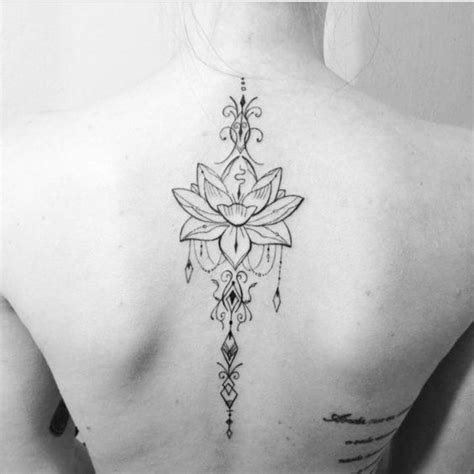 tatuajes en la columna para mujeres|Tatuajes femeninos en la columna